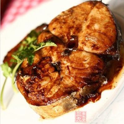 起油鍋,蔥姜蒜八角爆香 起油鍋,蔥姜蒜八角爆香