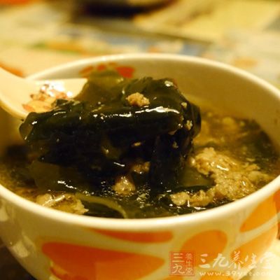鮮海帶結和鮮貝清洗干淨。鮮香菇去蒂洗淨 鮮海帶結和鮮貝清洗干淨。鮮香菇去蒂洗淨