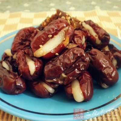 將紅棗洗淨刨開去核;糯米粉用溫水和成面團,把糯米面團搓成條 將紅棗洗淨刨開去核;糯米粉用溫水和成面團,把糯米面團搓成條