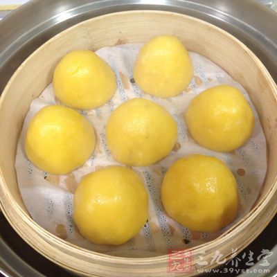 在超市買磨好的糯米粉,加水攪勻。入蒸鍋蒸半小時左右 在超市買磨好的糯米粉,加水攪勻。入蒸鍋蒸半小時左右