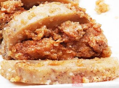 蔥洗淨打結，姜洗淨切片