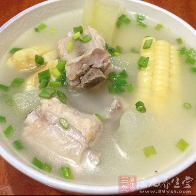 把骨頭放水裡焯一下水,去腥 把骨頭放水裡焯一下水,去腥