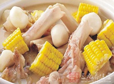 將排骨和豬肉皮先焯水 將排骨和豬肉皮先焯水