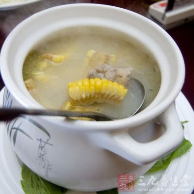 將排骨洗淨後用熱水汆燙去血水,再撈起洗淨瀝干備用。玉米洗淨切段備用 將排骨洗淨後用熱水汆燙去血水,再撈起洗淨瀝干備用。玉米洗淨切段備用