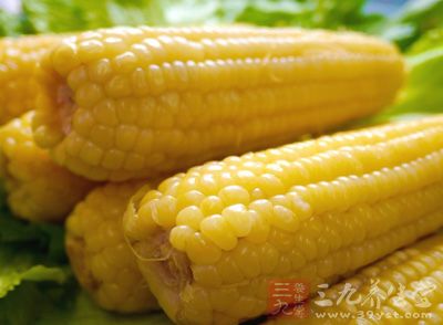 鮮玉米剝去外側的厚皮 鮮玉米剝去外側的厚皮