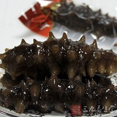 海參解凍後洗淨，然後切條焯水