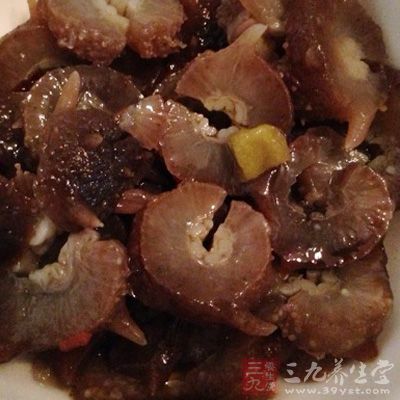 海參切成寬片，煮透後控去水分