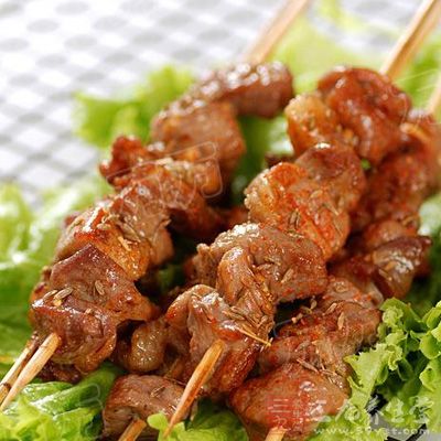 燒熱起煙時放入羊肉串，炸至外黃裡嫩時撈起瀝油