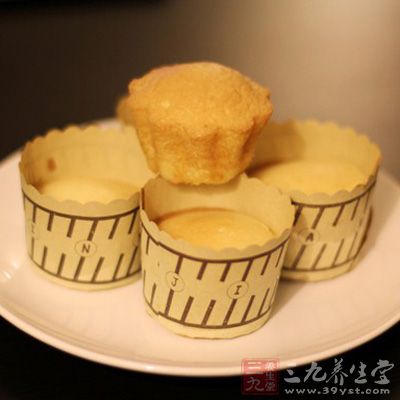 再取另一鋼盆,放入材料A,置於作法1上 再取另一鋼盆,放入材料A,置於作法1上