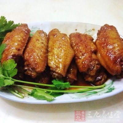 倒入可樂，沒過雞翅即可
