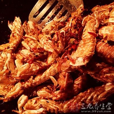 皮皮蝦洗淨後,用淡鹽水泡十分鐘 皮皮蝦洗淨後,用淡鹽水泡十分鐘