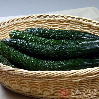 清洗的時候，要注意把黃瓜洗干淨，以免有殘留的農藥，吃了會對人身體不好