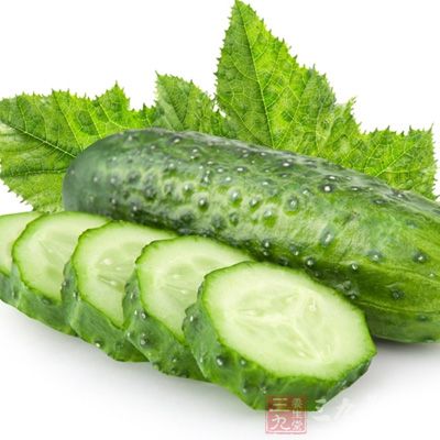 當黃瓜切好了後，大家要先把帶有水的黃瓜在有太陽的地方進行涼曬