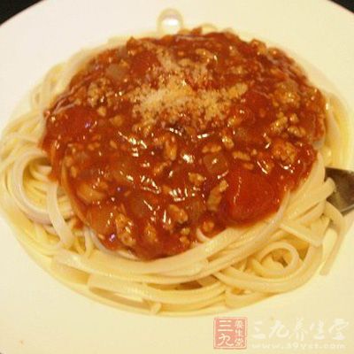 鍋裡加水燒開，加入一點鹽，再放入意大利面，煮至15分鐘