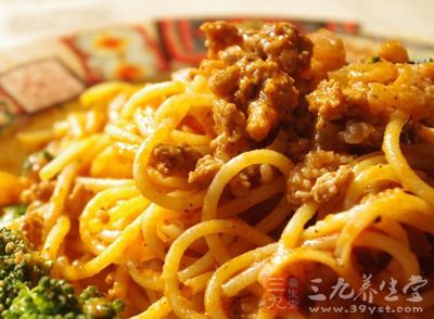 用筷子打圈攪拌，面條會都到水裡去.煮8分裝左右