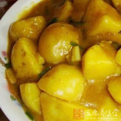 土豆去皮洗淨，咖喱准備好;將土豆切成大小適中的滾刀塊