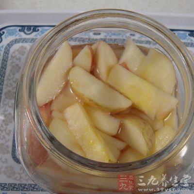 蘋果洗淨,用廚房用紙擦干水,切成片,放入密封瓶中,加白醋和白糖 蘋果洗淨,用廚房用紙擦干水,切成片,放入密封瓶中,加白醋和白糖