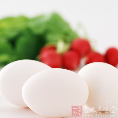 蛋要洗淨晾干，並浸透高度白酒，提高滲透性