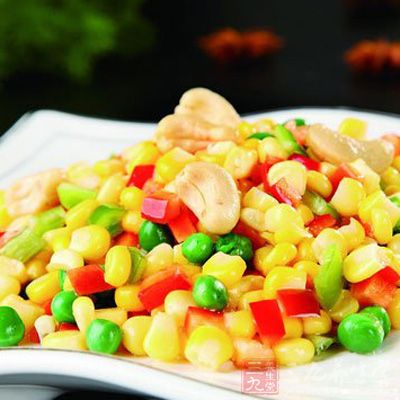 加入食鹽,雞精,白糖,繼續翻炒3分鐘,加入澱粉水 加入食鹽,雞精,白糖,繼續翻炒3分鐘,加入澱粉水