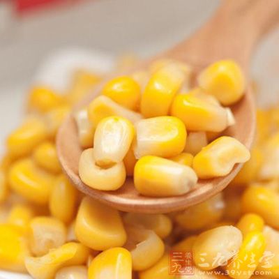 炒至胡蘿卜變軟時,放入青椒丁繼續翻炒 炒至胡蘿卜變軟時,放入青椒丁繼續翻炒