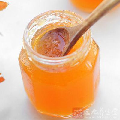 哈密瓜去皮、果籽後，放入果汁機中，加入水一起打約?秒成泥備用