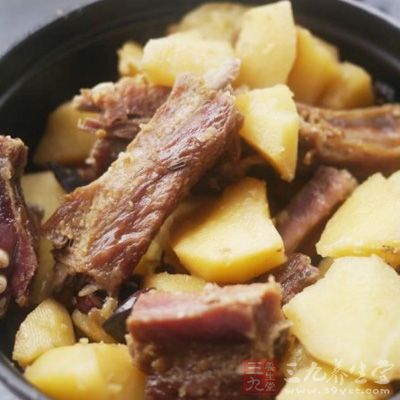 家常土豆炖排骨的制作方法