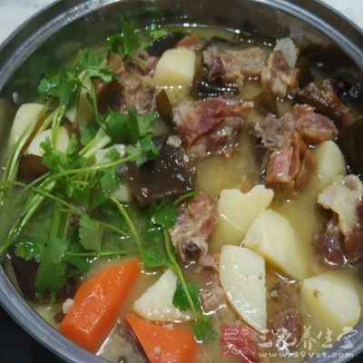 下入排骨，翻炒幾下