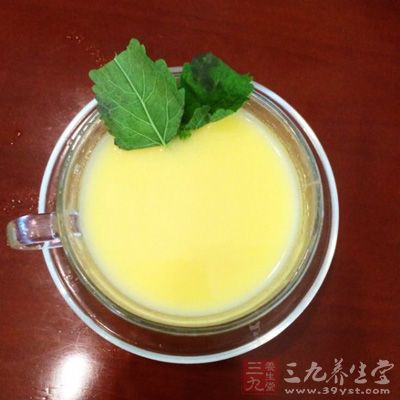 將鮮百合逐片剝開,用清水沖洗干淨備用 將鮮百合逐片剝開,用清水沖洗干淨備用