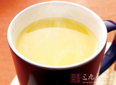 嫩玉米掰粒,加適量的水,放攪拌機或者搾汁機攪打成漿水 嫩玉米掰粒,加適量的水,放攪拌機或者搾汁機攪打成漿水