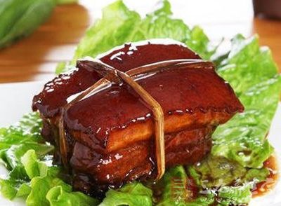 大塊五花肉洗淨，冷水下鍋，加料酒煮沸，撇去浮沫，煮4、5分鐘撈出