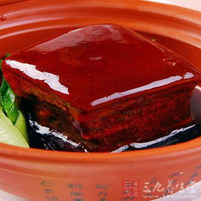 這道菜的至關重要的地方就是選料，要選五花三層的肉
