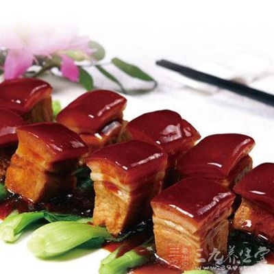 五花肋肉洗干淨，在沸水鍋內煮5分鐘
