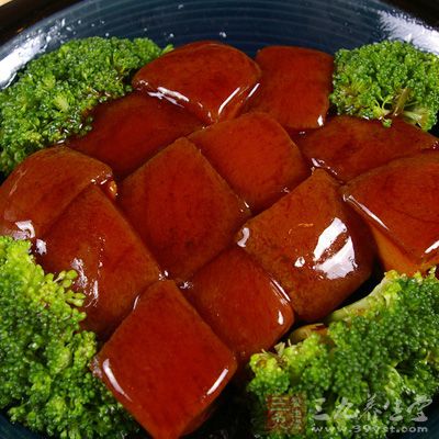 然後再在上面放上大半碗白糖。蓋上砂鍋蓋子，大火先燒開