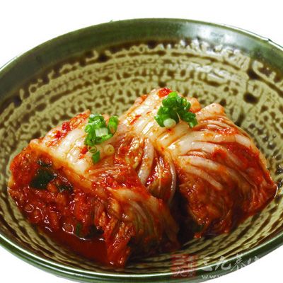 不要讓菜碰到油，放入瓷或玻璃的器皿中保存