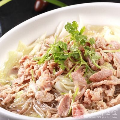 燒開後放入五花肉，大火燒開，烹入紹酒