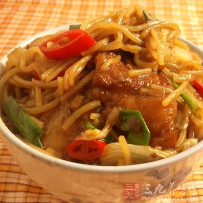 放入醬油、木耳繼續翻炒