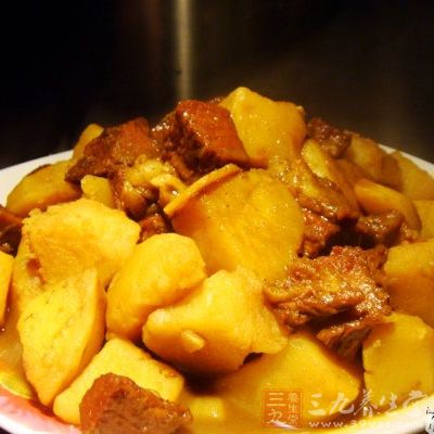 牛肉放熱油鍋裡略微炒下撈出