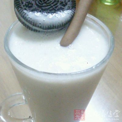 材料：原味酸奶，香蕉，奧利奧餅干