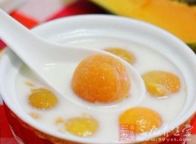 木瓜去皮,切成小方塊兒,放在專用的瓷制的炖盅裡,備用 木瓜去皮,切成小方塊兒,放在專用的瓷制的炖盅裡,備用