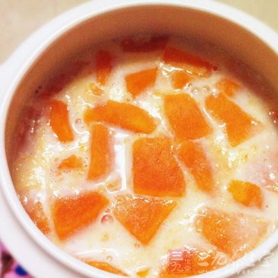 把木瓜用開水煮熟後晾干水 把木瓜用開水煮熟後晾干水