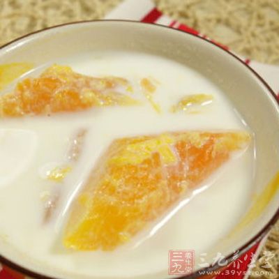 木瓜去籽,刨去部份木瓜肉備用 木瓜去籽,刨去部份木瓜肉備用