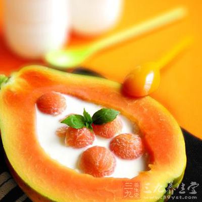 木瓜球和雪梨塊放進木瓜的肚子裡 木瓜球和雪梨塊放進木瓜的肚子裡