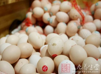 雞蛋表面會有些殘留的雞糞便、土、粉塵之類的