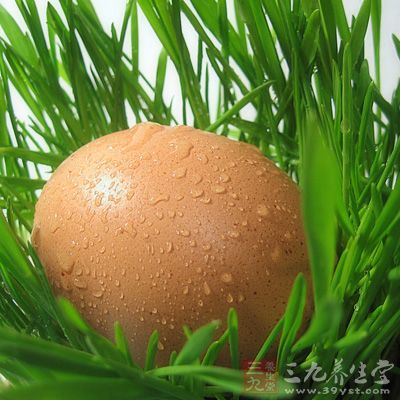 煮熟的雞蛋投人冷水中冷卻是不可取的