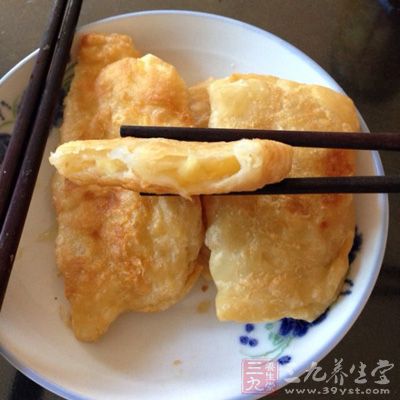 將果仁擀碎，一半撒在餅皮上
