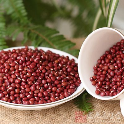 紅豆30克洗淨浸約半日，瀝干備用