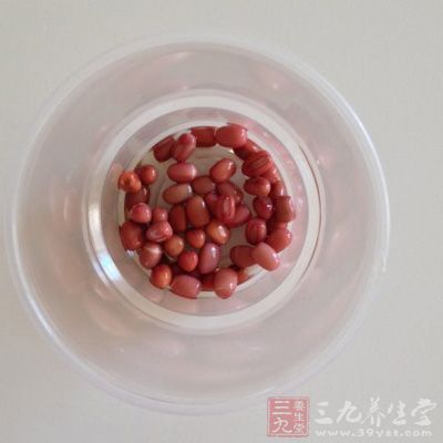 將洗淨的紅豆浸泡兩小時