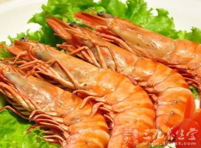 去除蝦線。沿蝦背脊剪開一條口子,取出蝦線。將去除蝦線的蝦用水洗淨,並將水瀝干 去除蝦線。沿蝦背脊剪開一條口子,取出蝦線。將去除蝦線的蝦用水洗淨,並將水瀝干