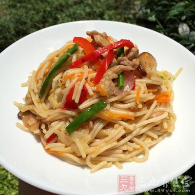 待蝦仁變色,放入煮好的面條,用筷子翻拌炒勻。此時用筷子比鏟子好操作 待蝦仁變色,放入煮好的面條,用筷子翻拌炒勻。此時用筷子比鏟子好操作