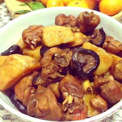 雞腿切塊，加料酒，少許鹽，姜，生抽腌制15分